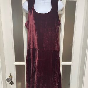 Burgundy velvet Scoop Neck Sleeveless knee length cocktail dress.